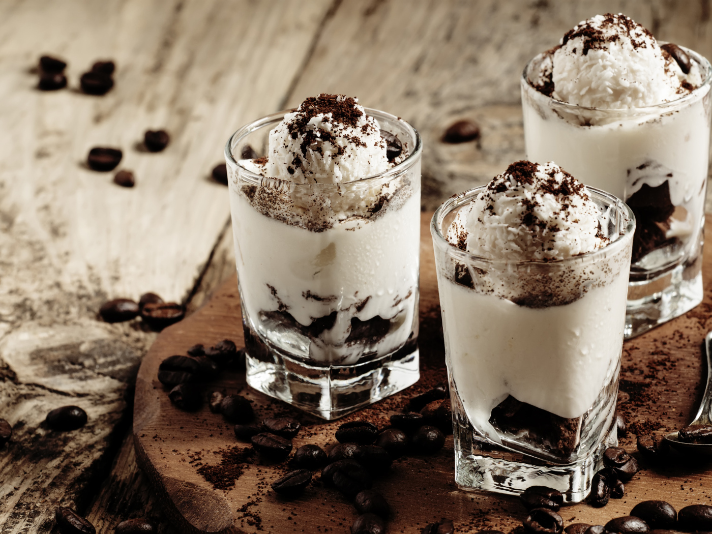 Десерт с взбитыми сливками и кофе 