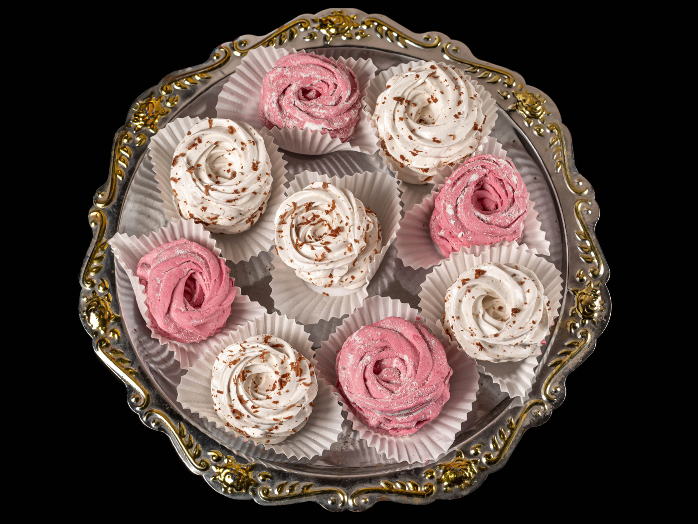 Домашний фруктовый зефир на черном фоне