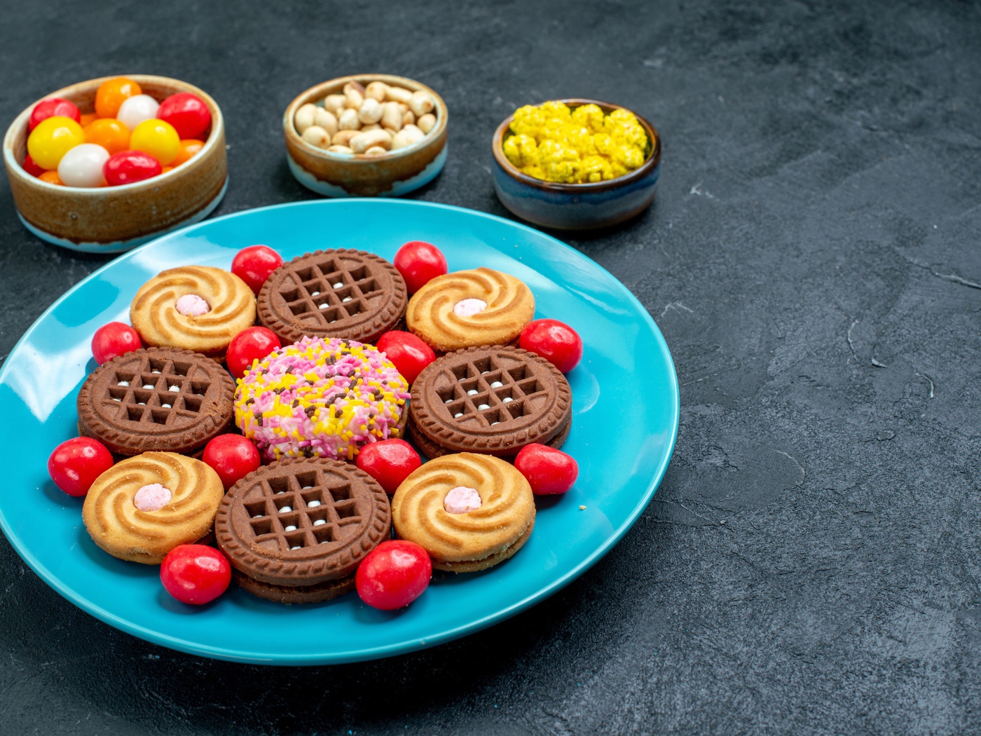 Разное печенье на большой голубой тарелке 