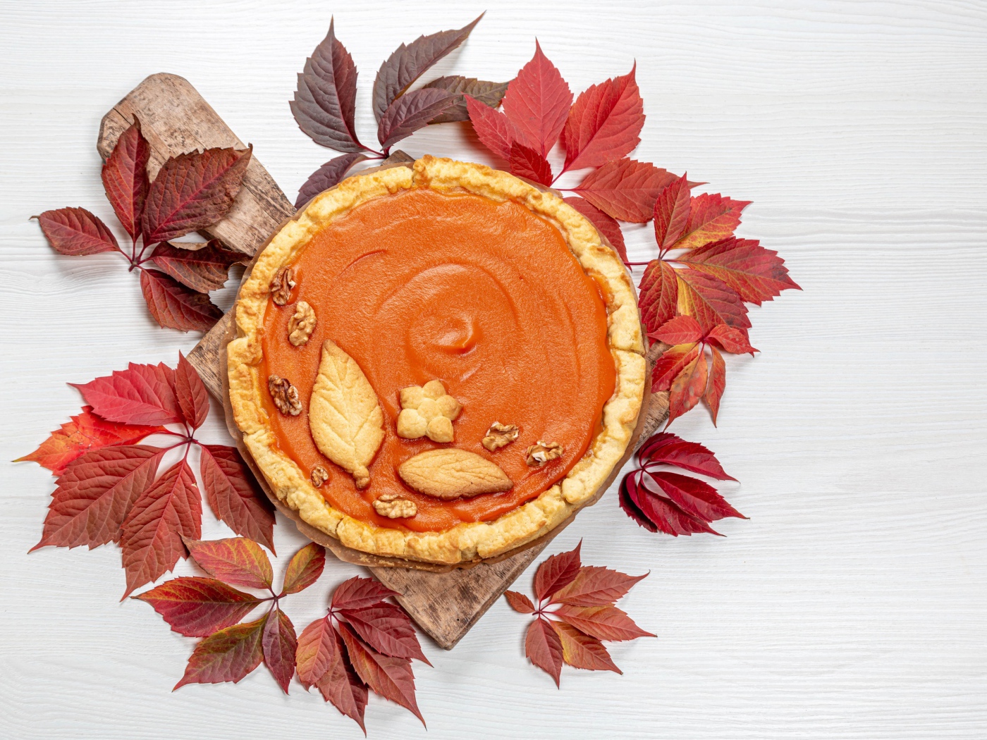 Тыквенный пирог с листьями на столе 