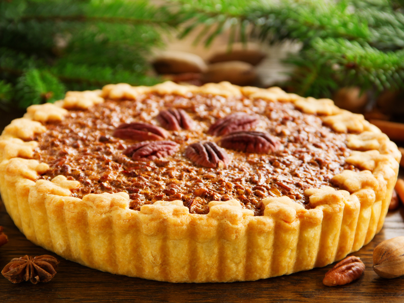 Сладкий пирог с песочным тестом и орехами на столе