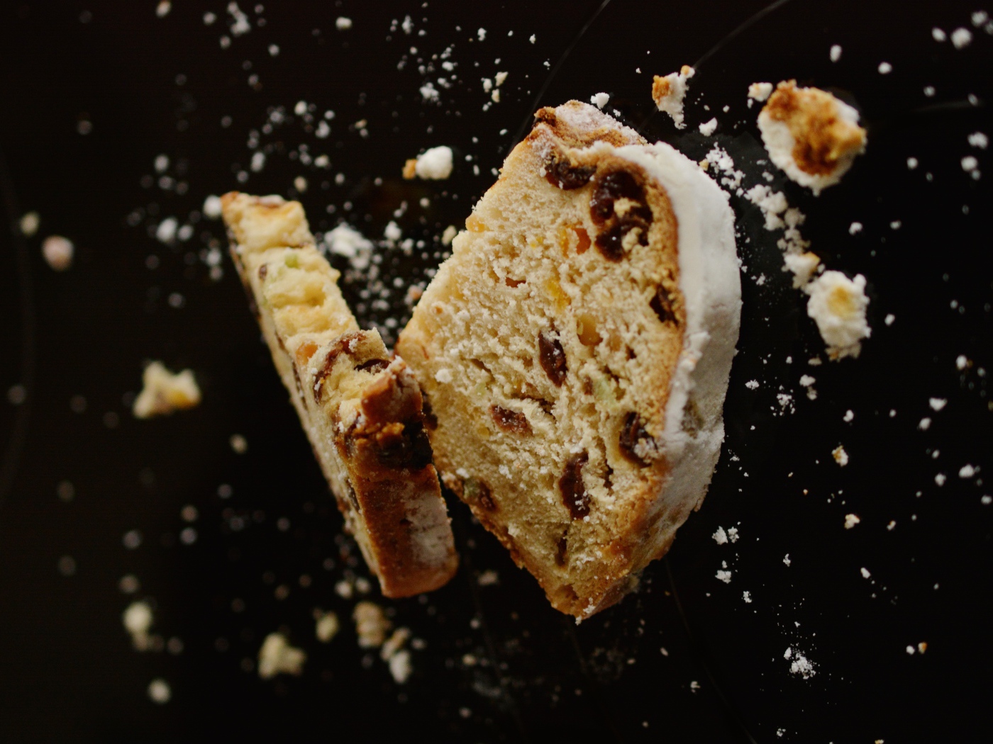 Два куска кекса с изюмом на черном фоне 