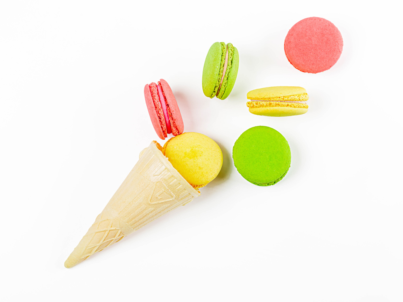 Вафельный рожок с печеньем макарун на белом фоне