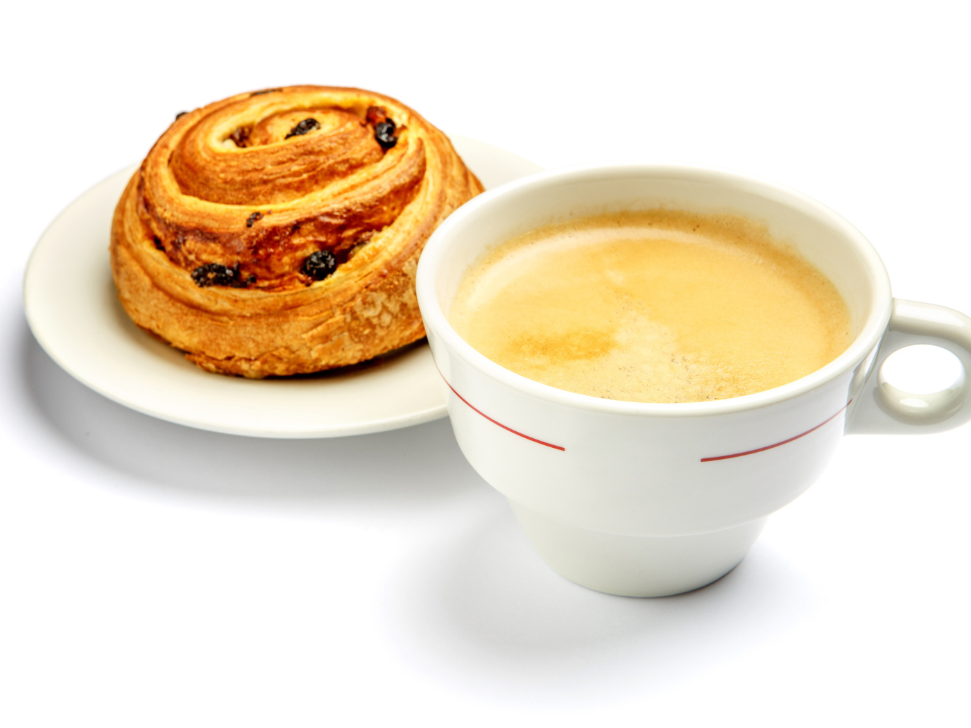 Чашка кофе с булочкой на столе