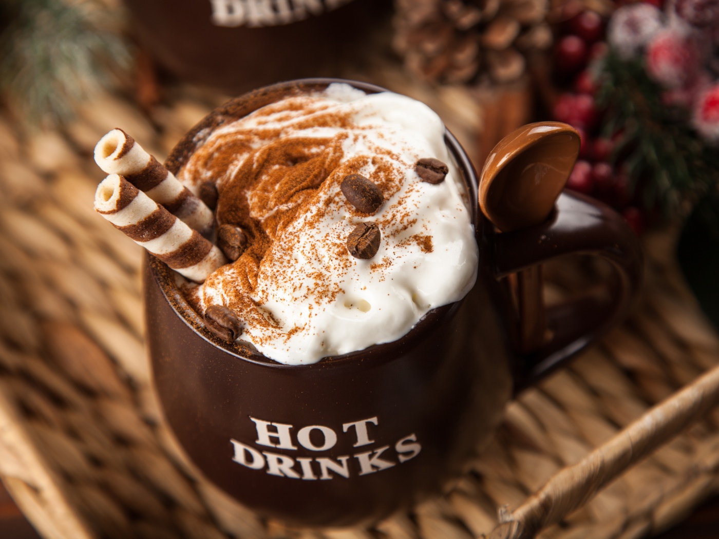 Чашка горячего шоколада со сливками на столе