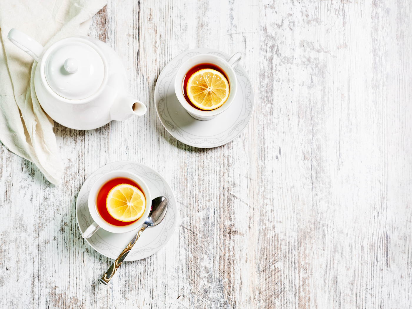 Вкусный черный чай с лимоном 