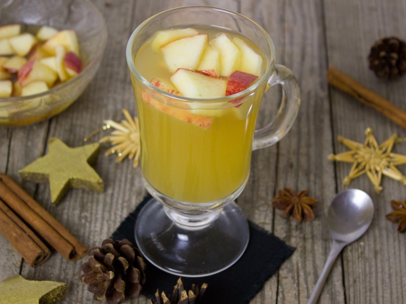 Горячий яблочный напиток с корицей 