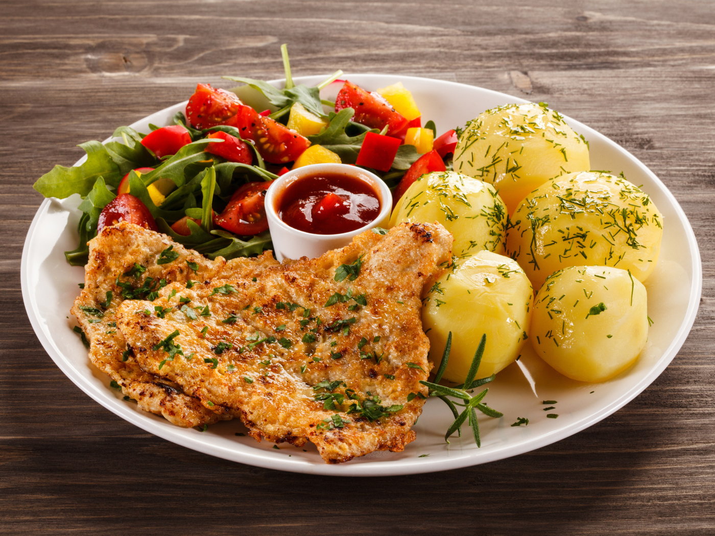 Куриная отбивная с салатом из овощей и вареным картофелем 