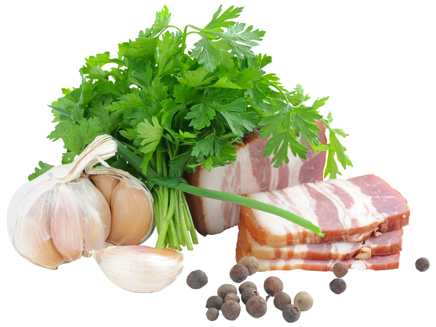 Кусок сала на белом фоне с зеленью петрушки и специями