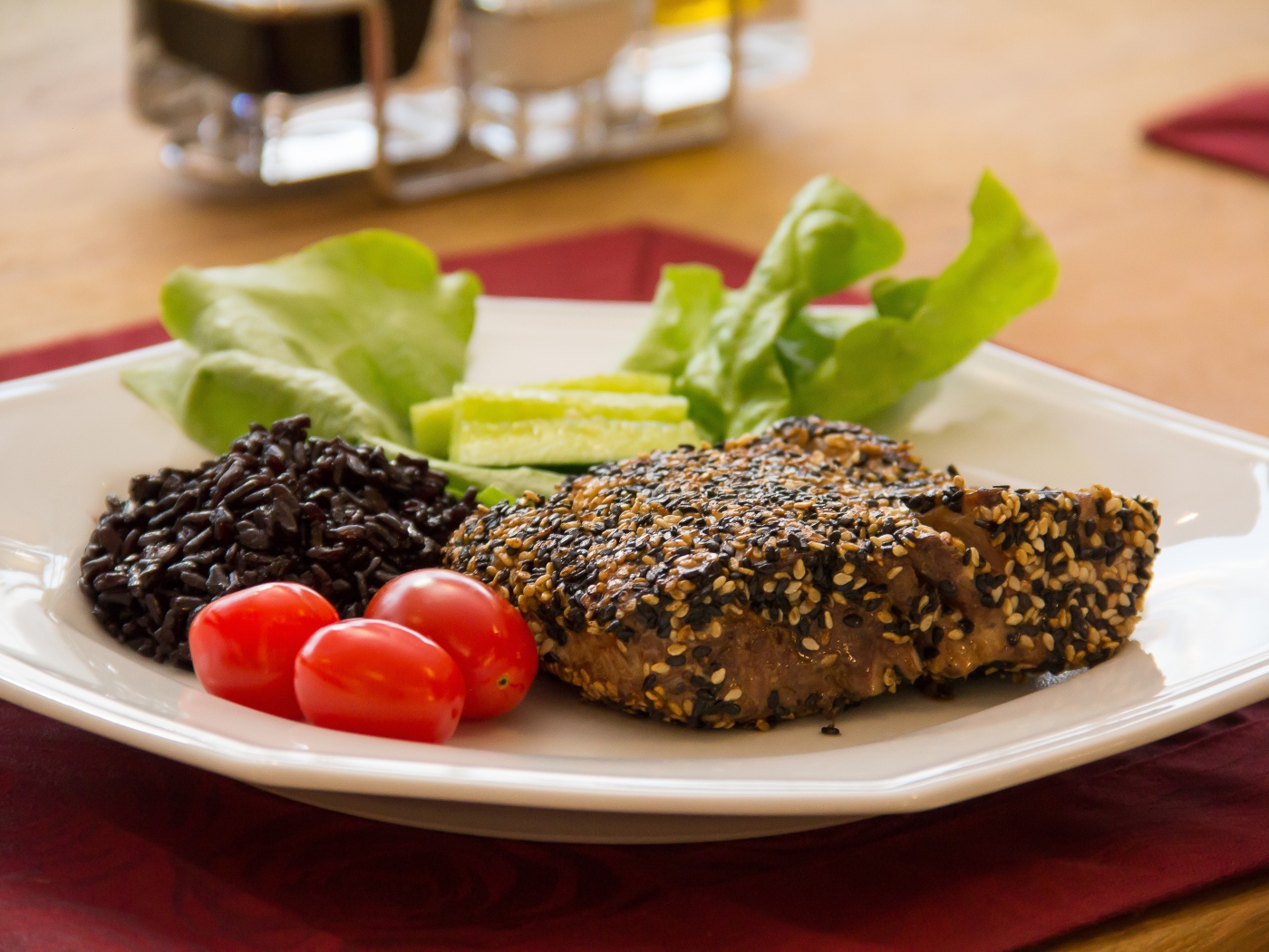 Кусок мяса на тарелке с рисом и овощами 