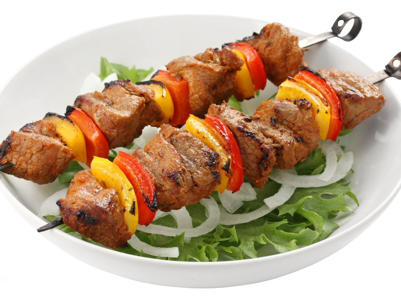 Шашлык с болгарским перцем на тарелке с листьями салата