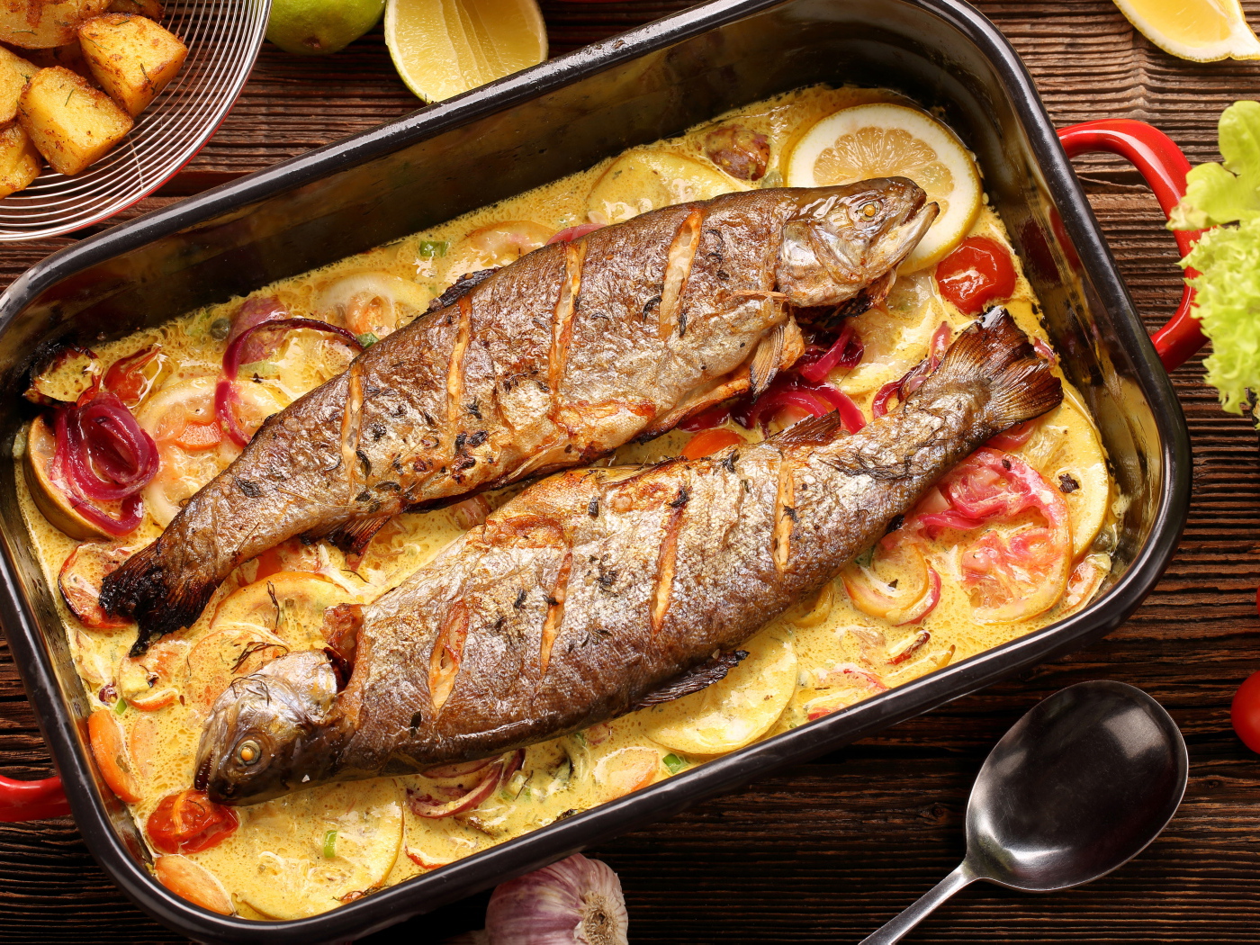 Запеченная рыба с подложкой из картофеля и лимона 