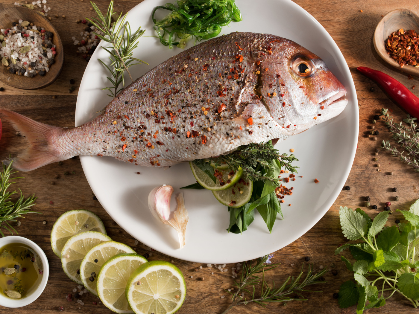 Свежая рыба со специями, зеленью и лаймом 