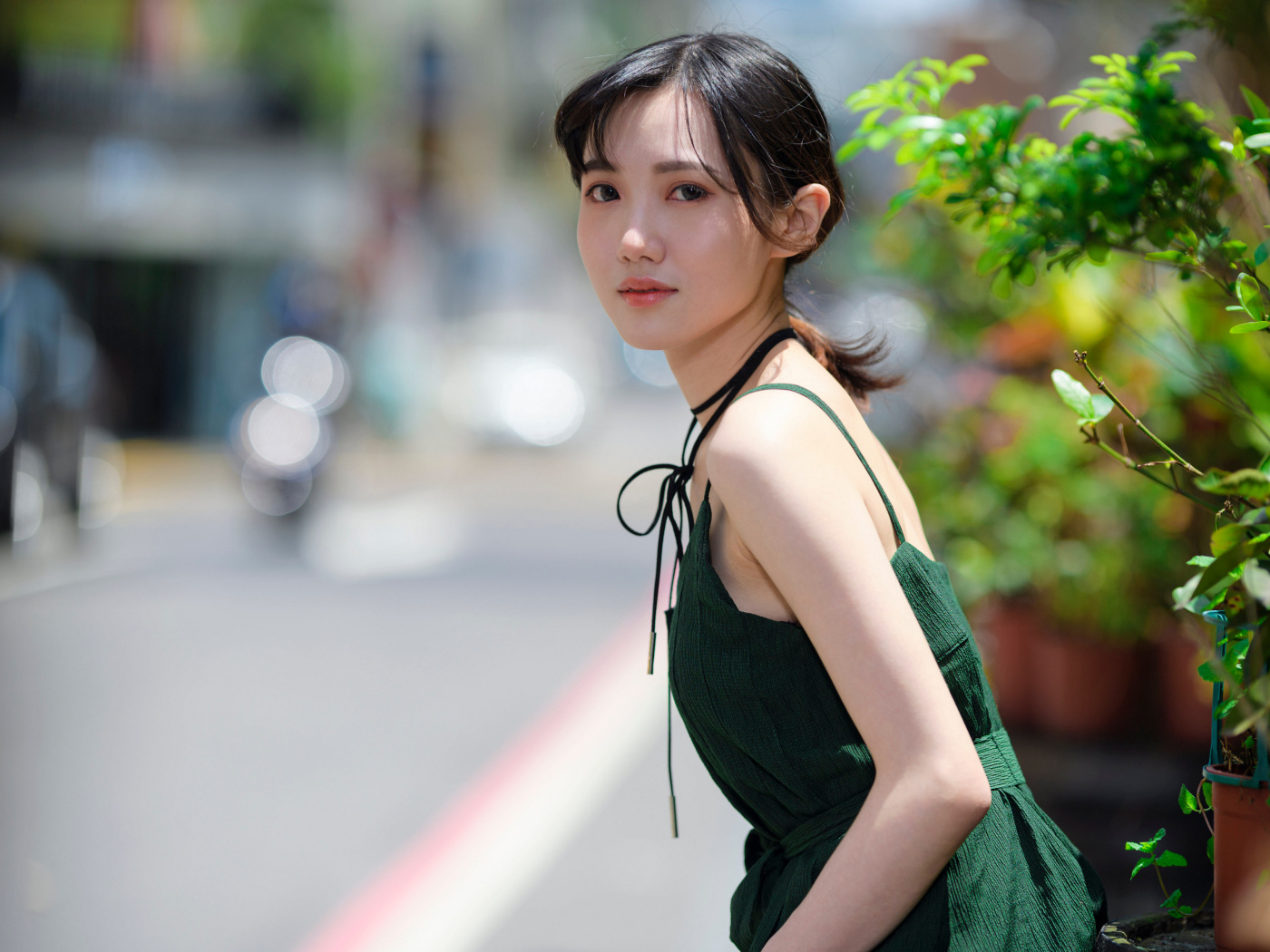 Девушка азиатка в зеленом платье 