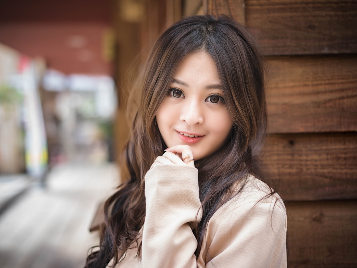 Девушка азиатка с большими карими глазами 