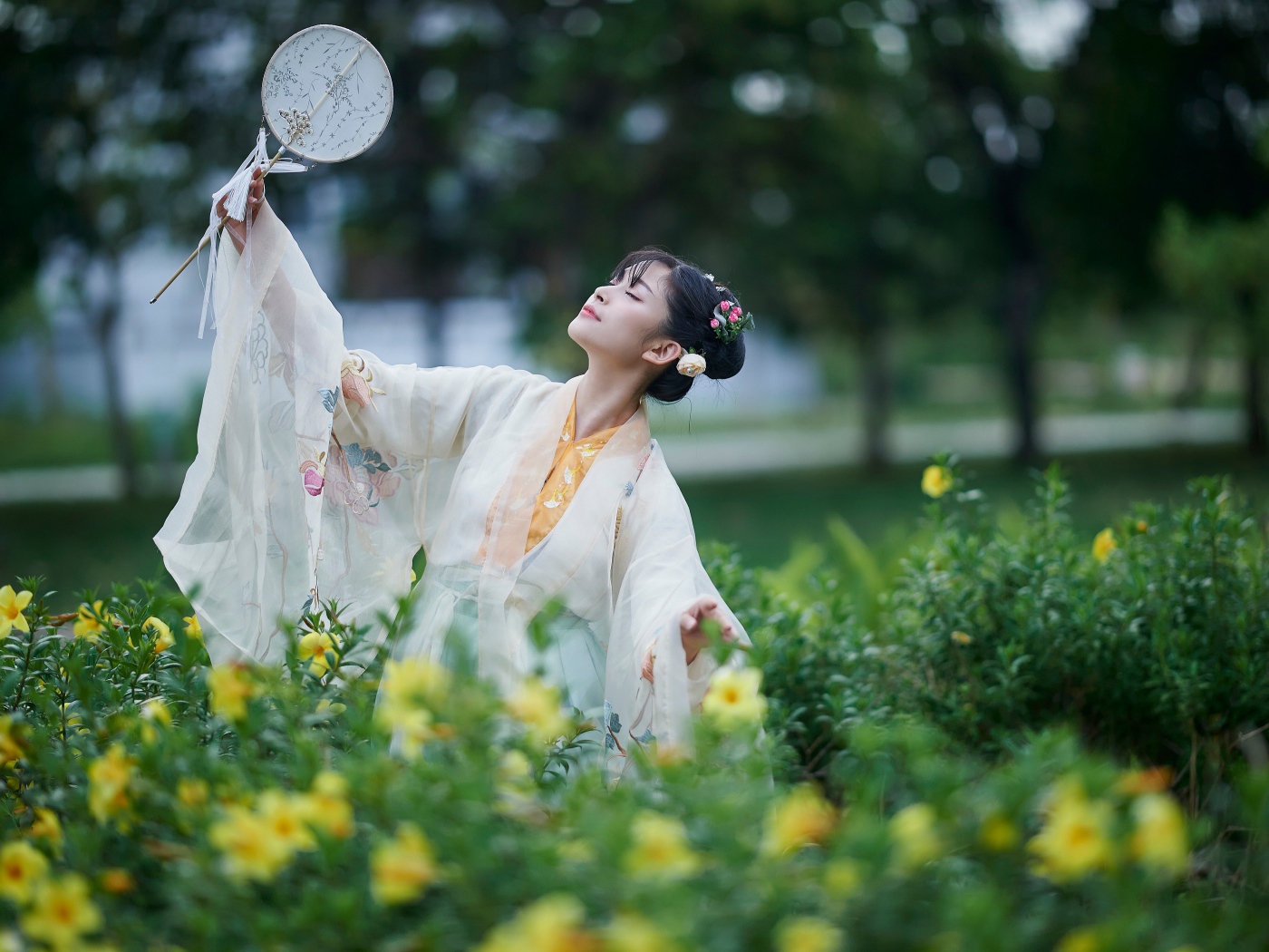 Красивая девушка азиатка в наряде с веером