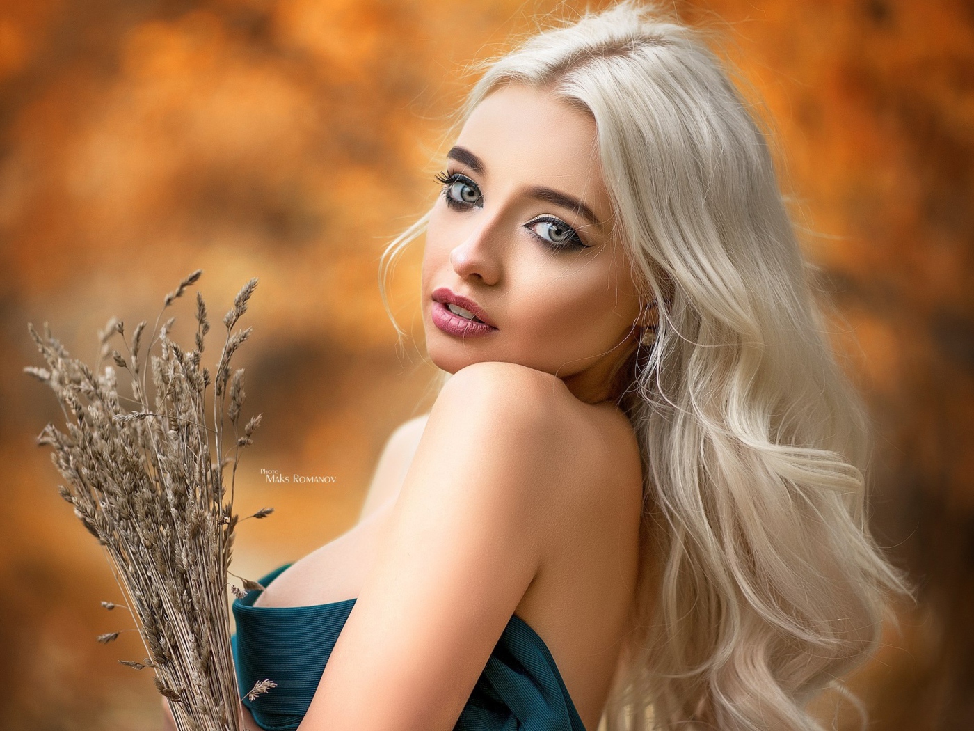 Красивая девушка блондинка с колосьями в руке