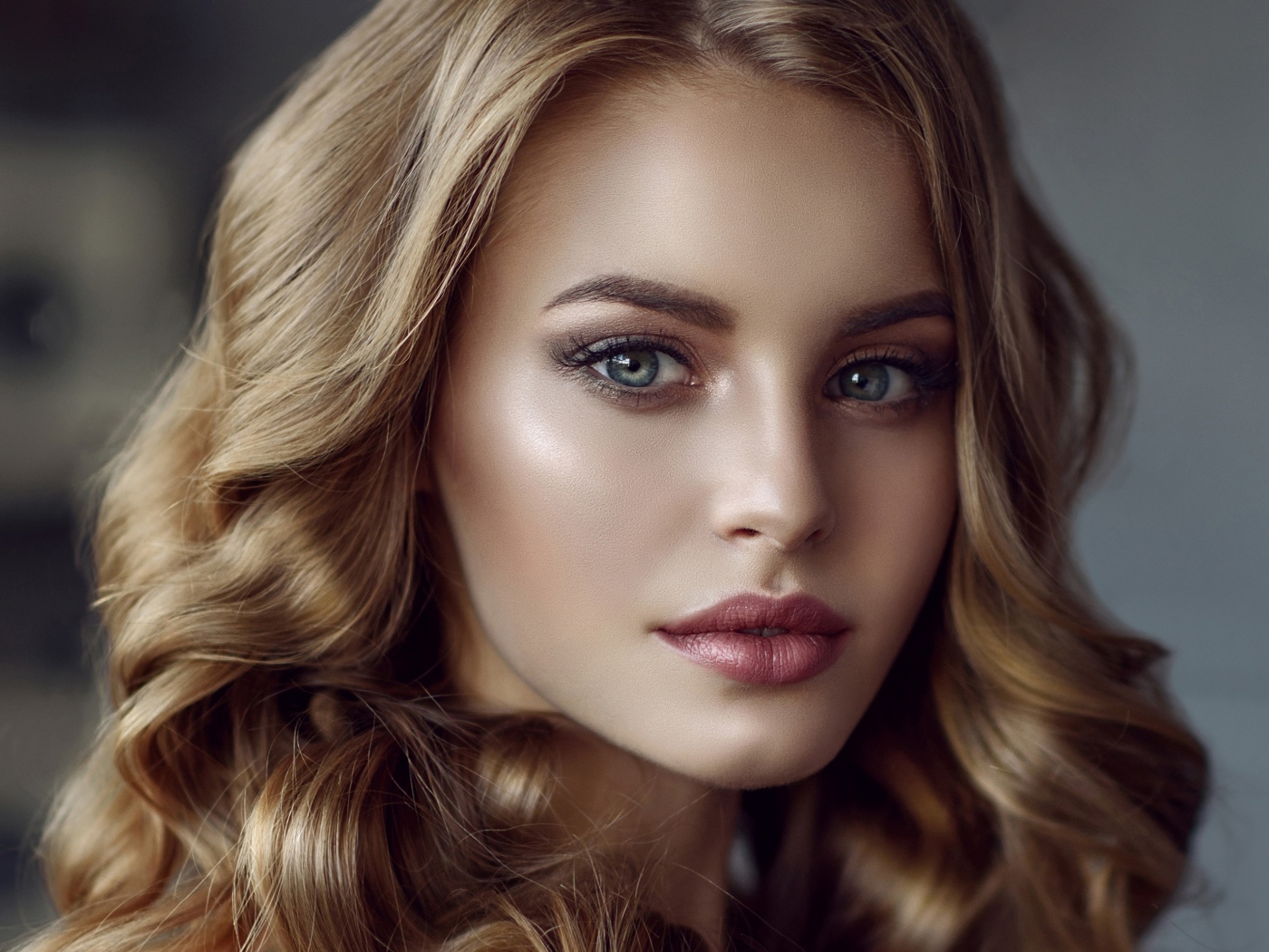 Красивые голубые глаза молодой длинноволосой  девушки