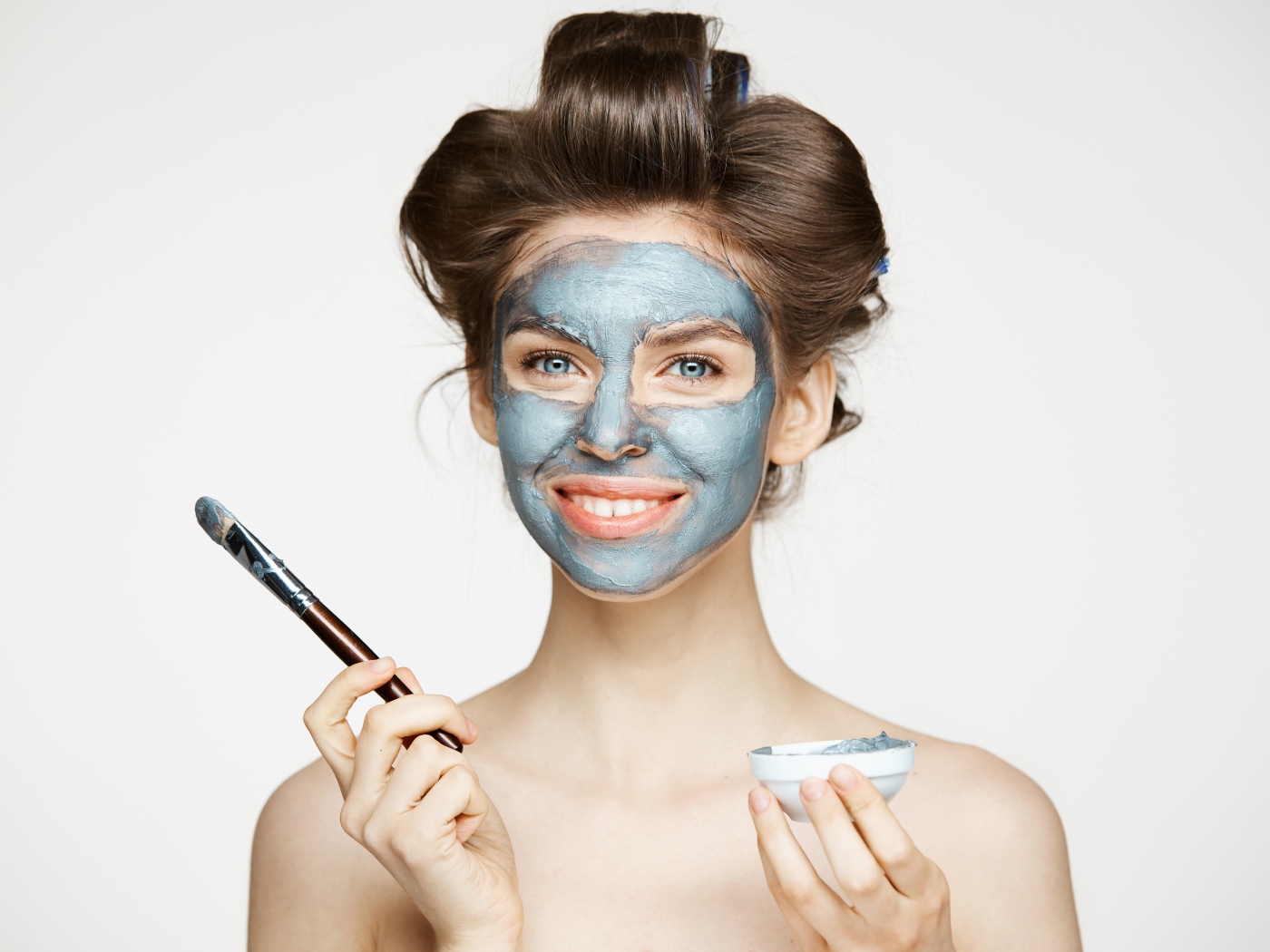 Красивая девушка с косметической маской на лице