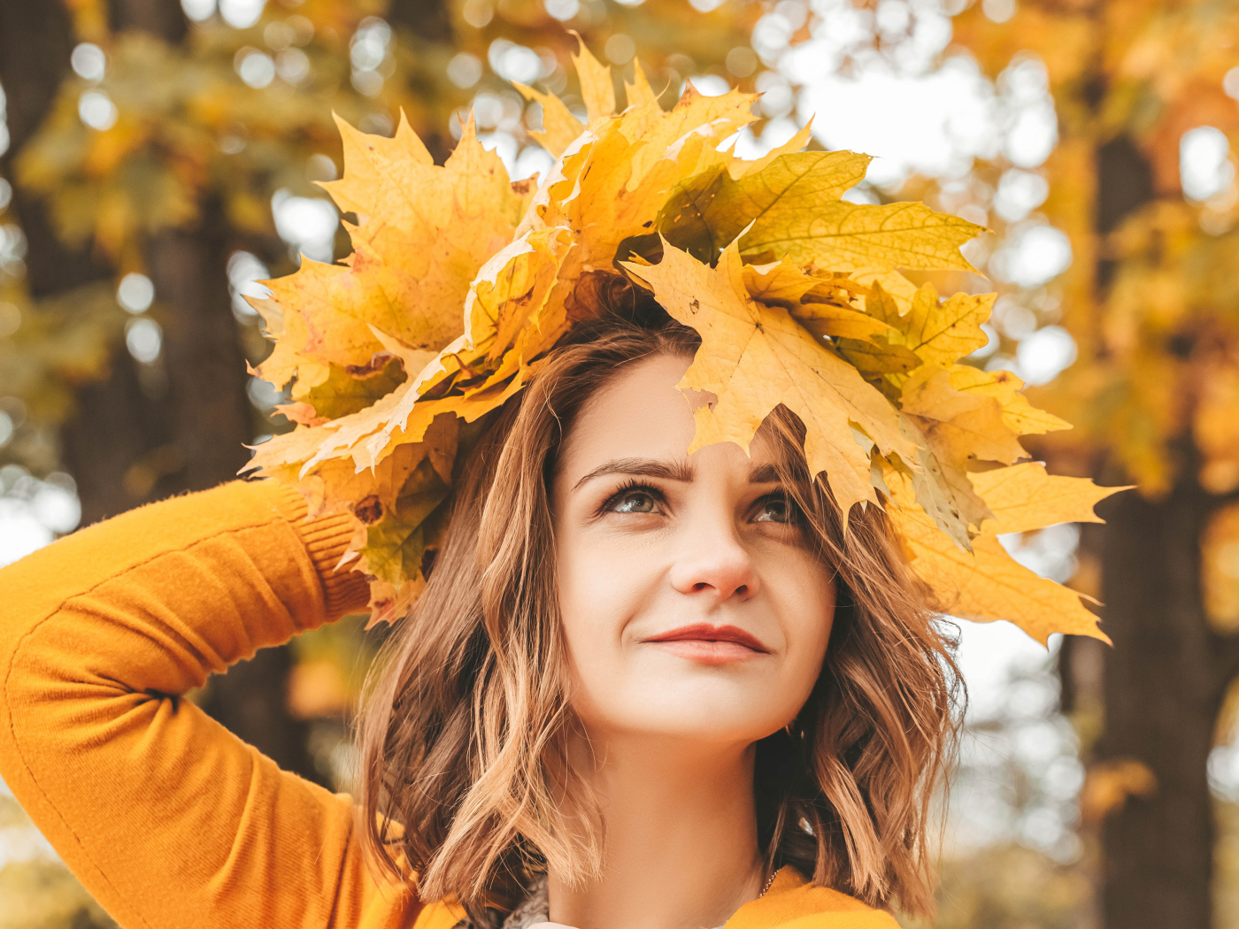 Красивая девушка с венком из листьев на голове