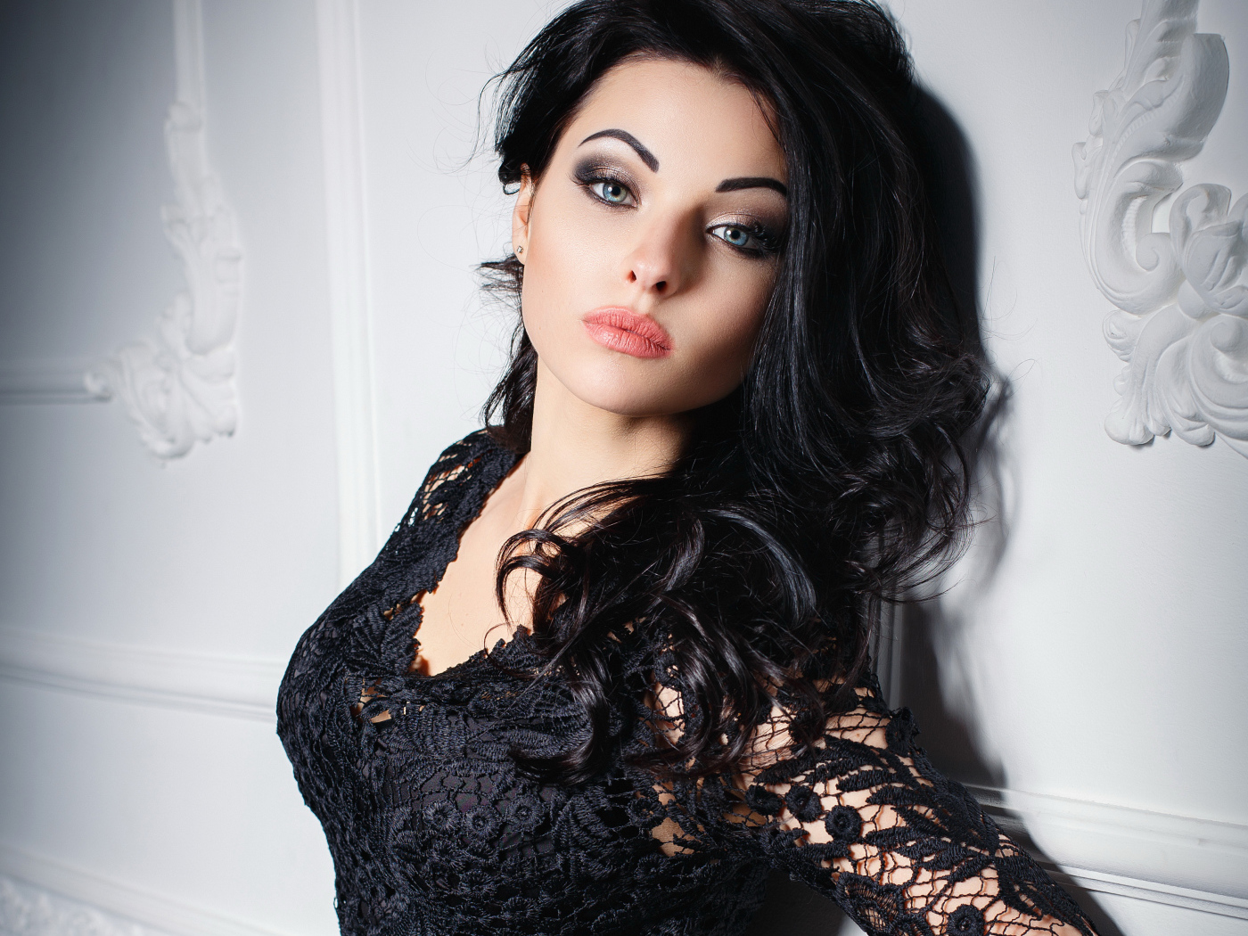 Голубоглазая  брюнетка в кружевном черном платье 