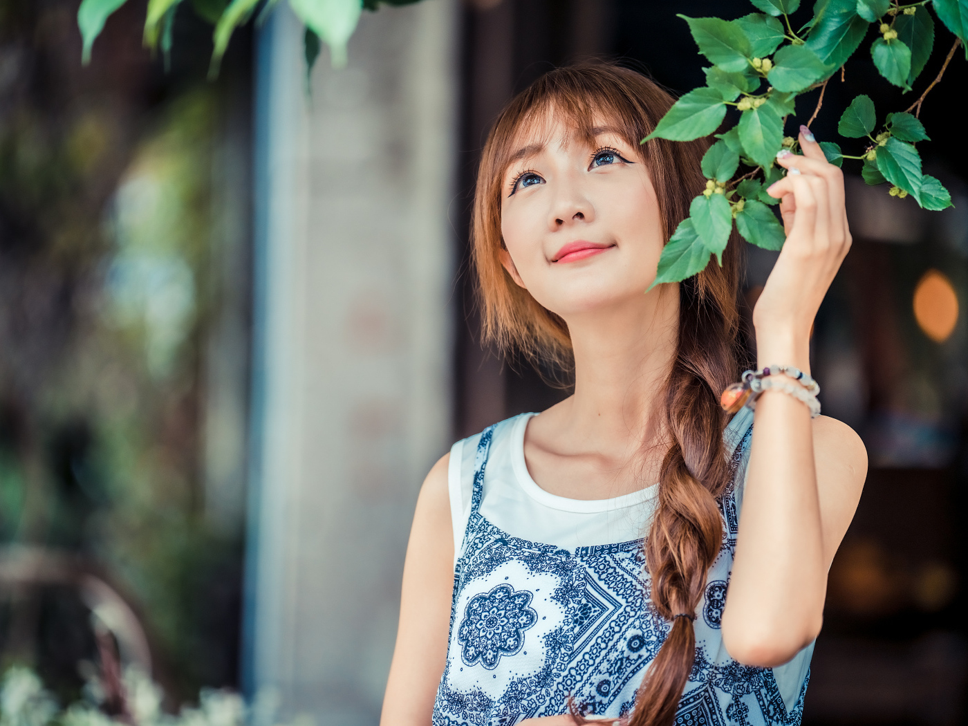 Милая девушка азиатка с косой на голове