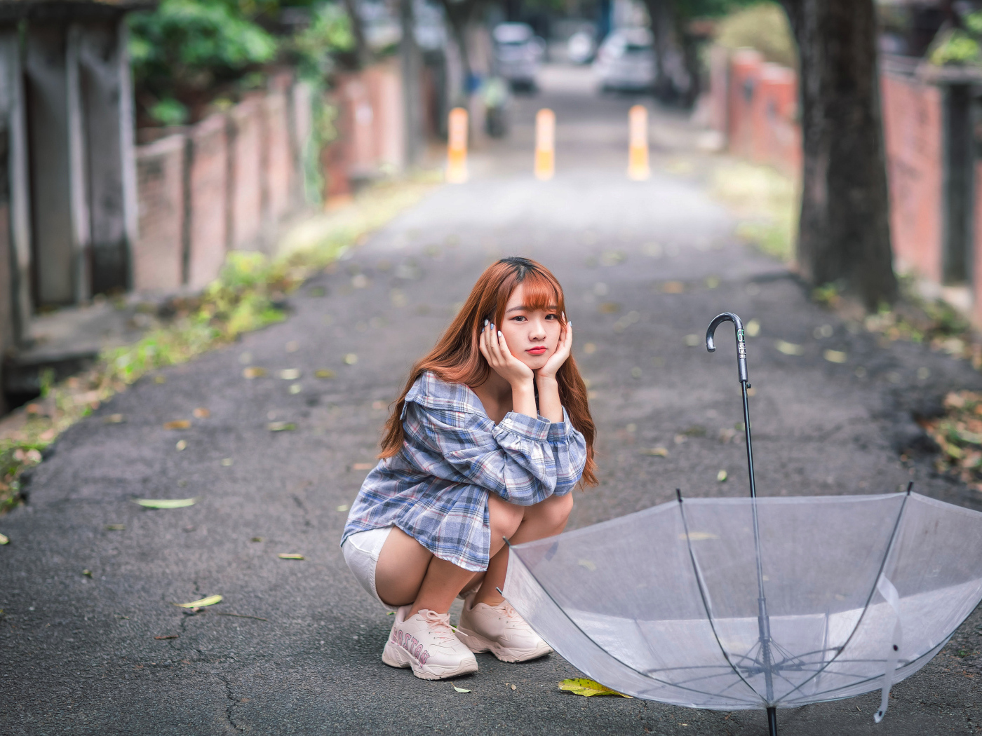 Милая девушка азиатка с прозрачным зонтом