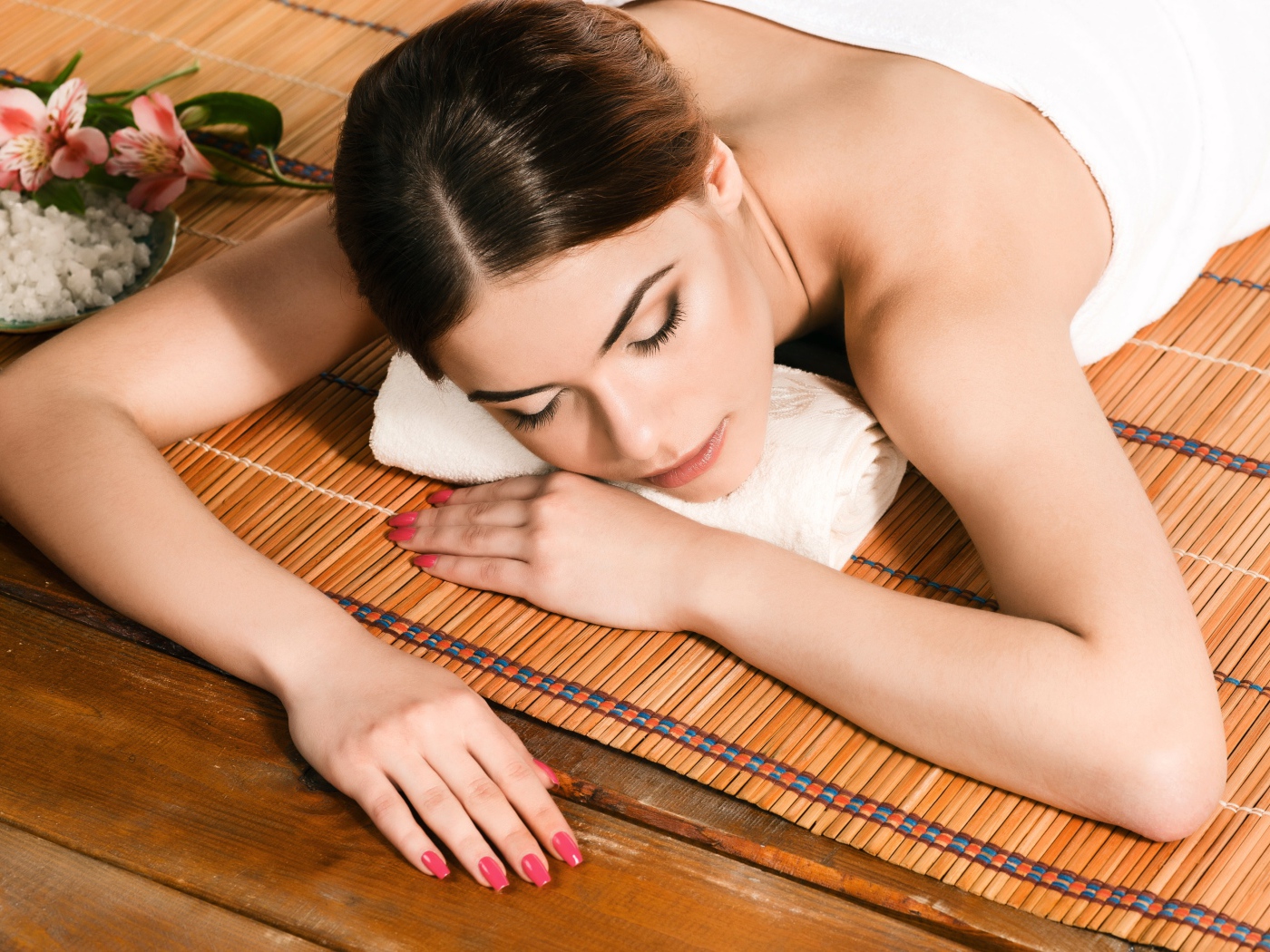 Девушка спит на спа процедурах