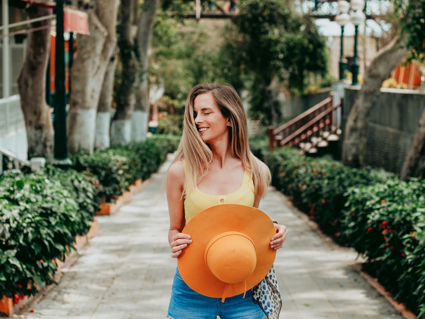 Девушка с закрытыми глазами со шляпой в руках 