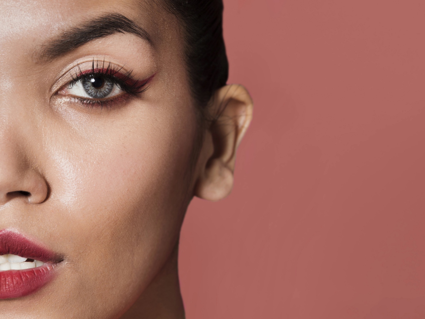 Часть лица голубоглазой женщины 