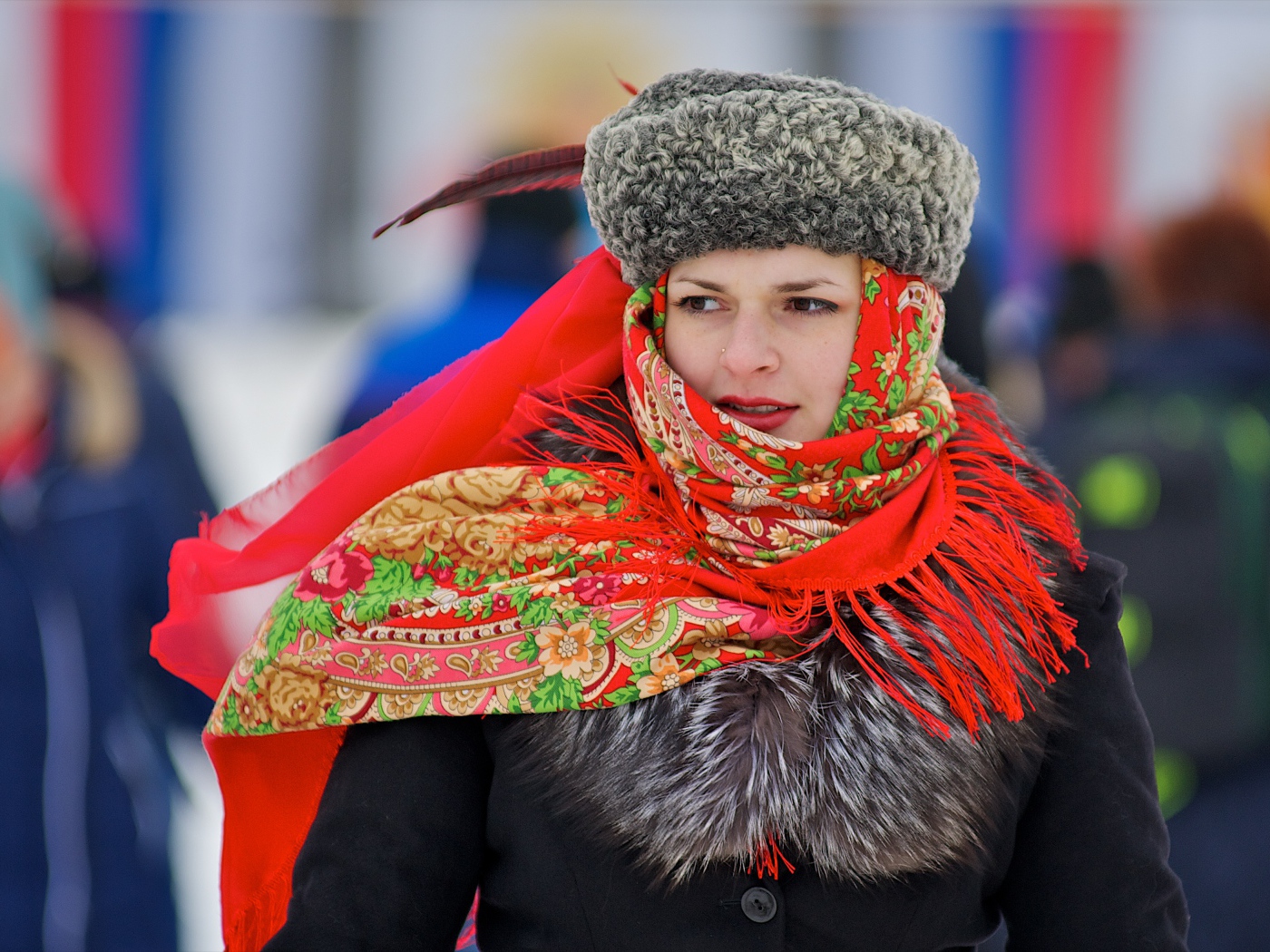 Русская девушка с красным платком на голове 