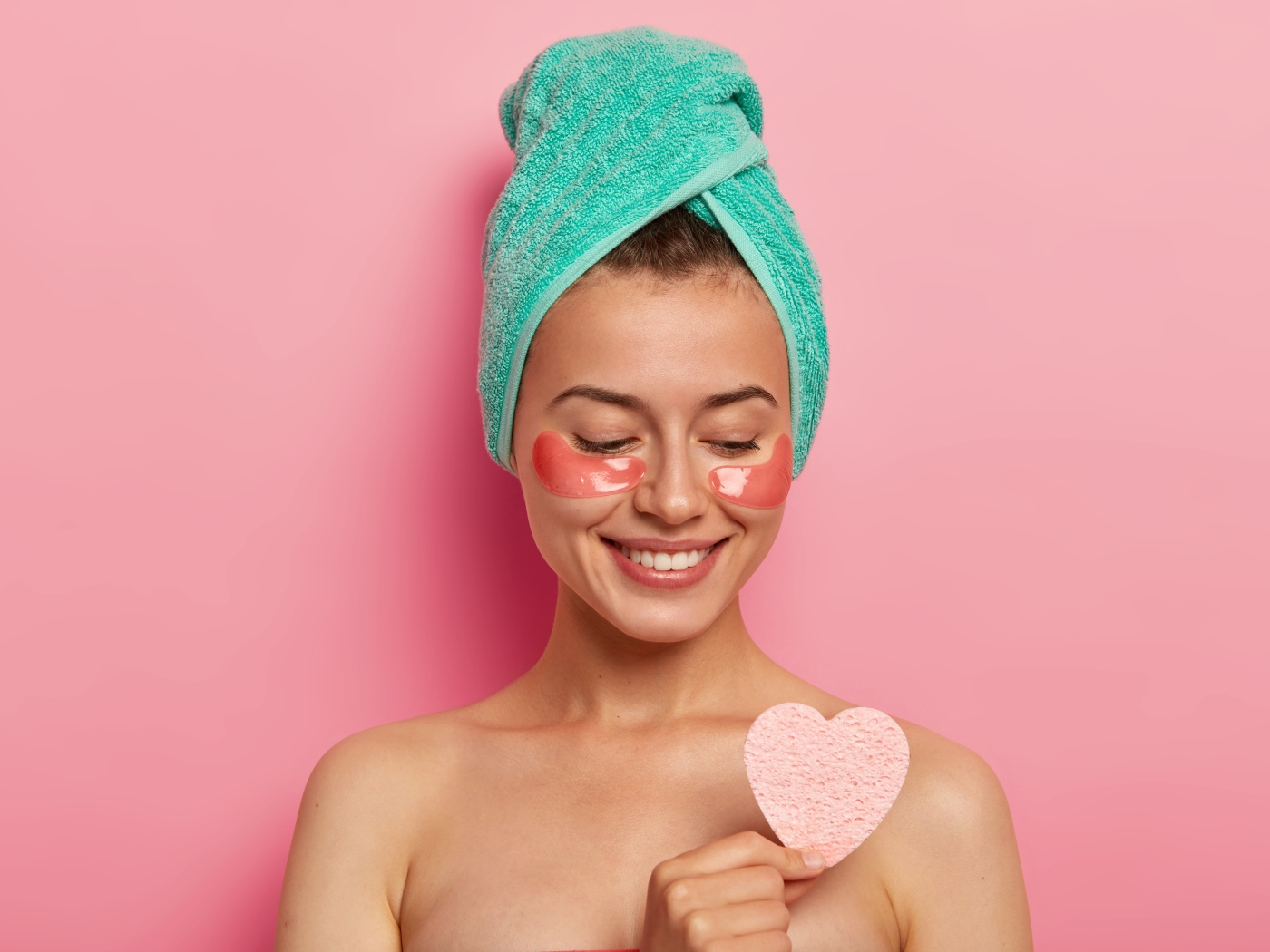 Улыбающаяся девушка с полотенцем на голове после душа