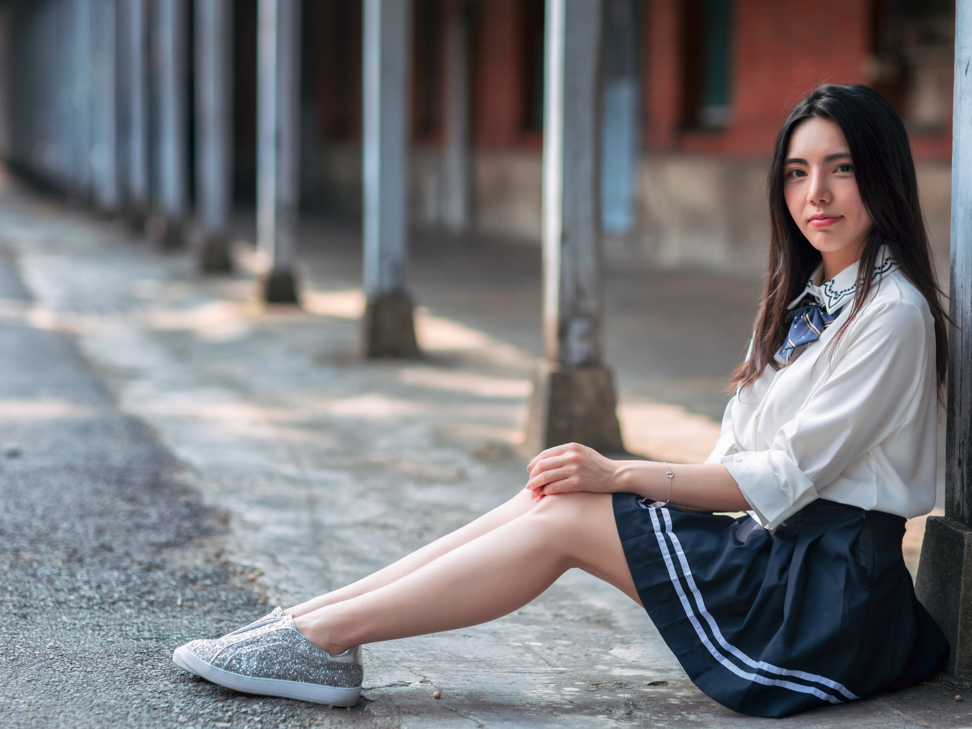 Молодая девушка азиатка в костюме школьницы