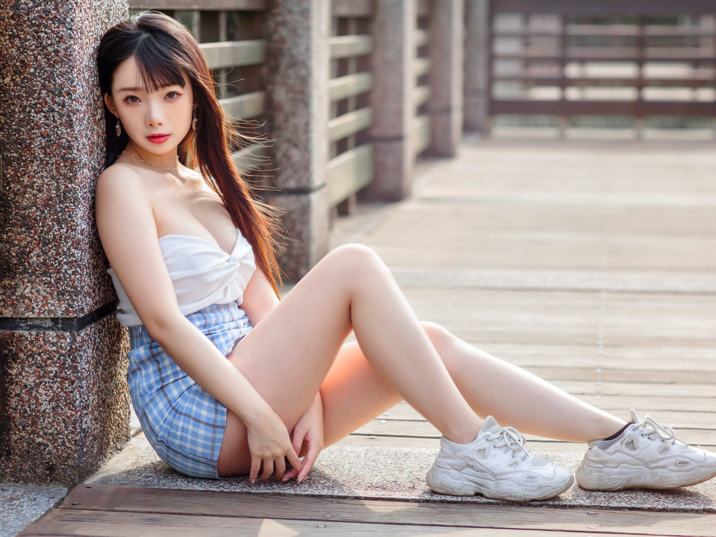 Молодая девушка азиатка в белых кроссовках 