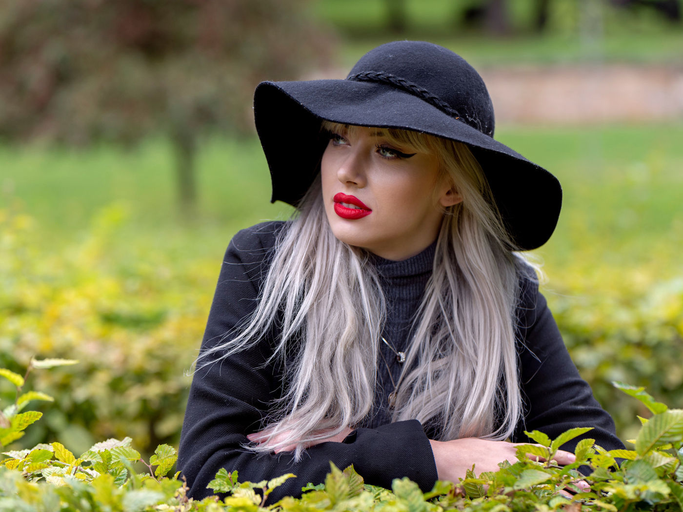 Молодая блондинка в черной шляпе