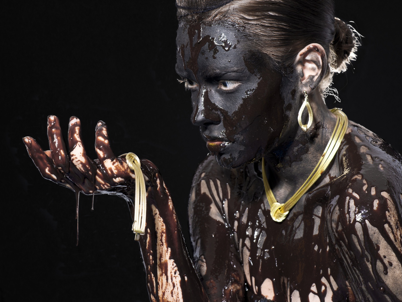 Молодая девушка в грязи на черном фоне