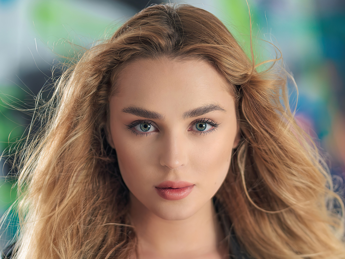 Молодая девушка с большими голубыми глазами