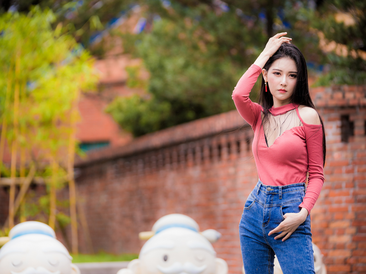 Молодая стройная азиатка в джинсах 