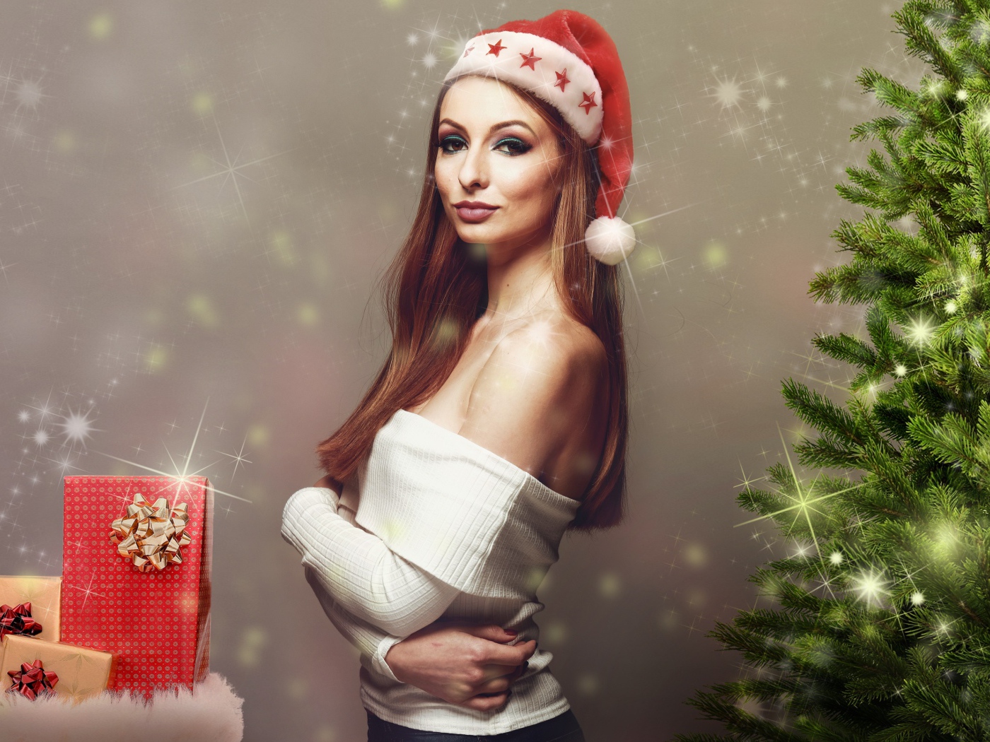 Красивая девушка с подарками у елки 