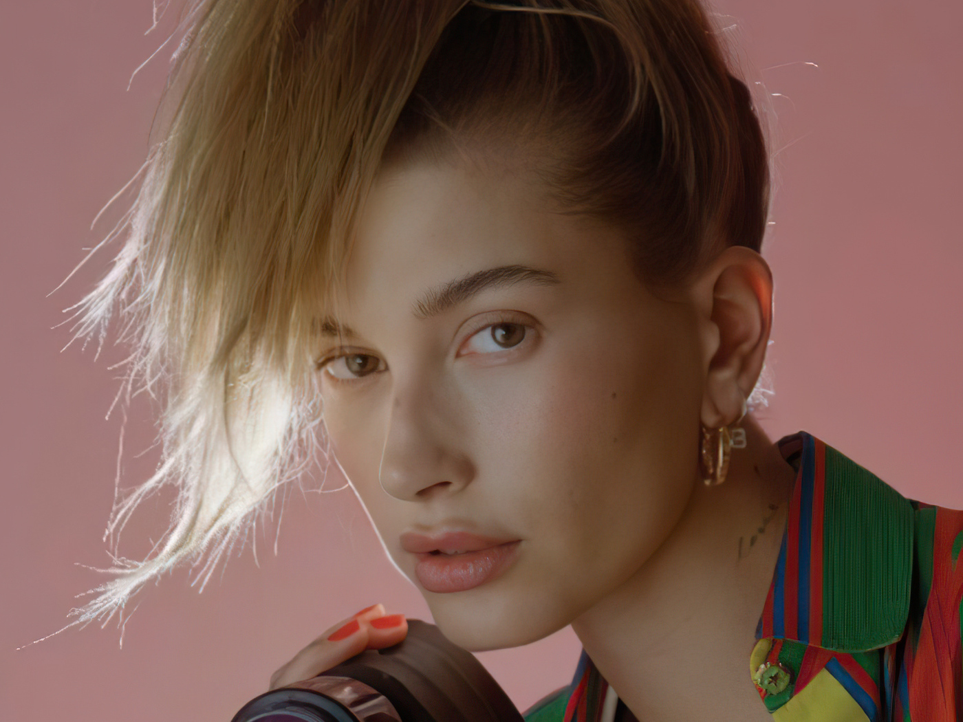 Американская модель Хейли Болдуин на розовом фоне