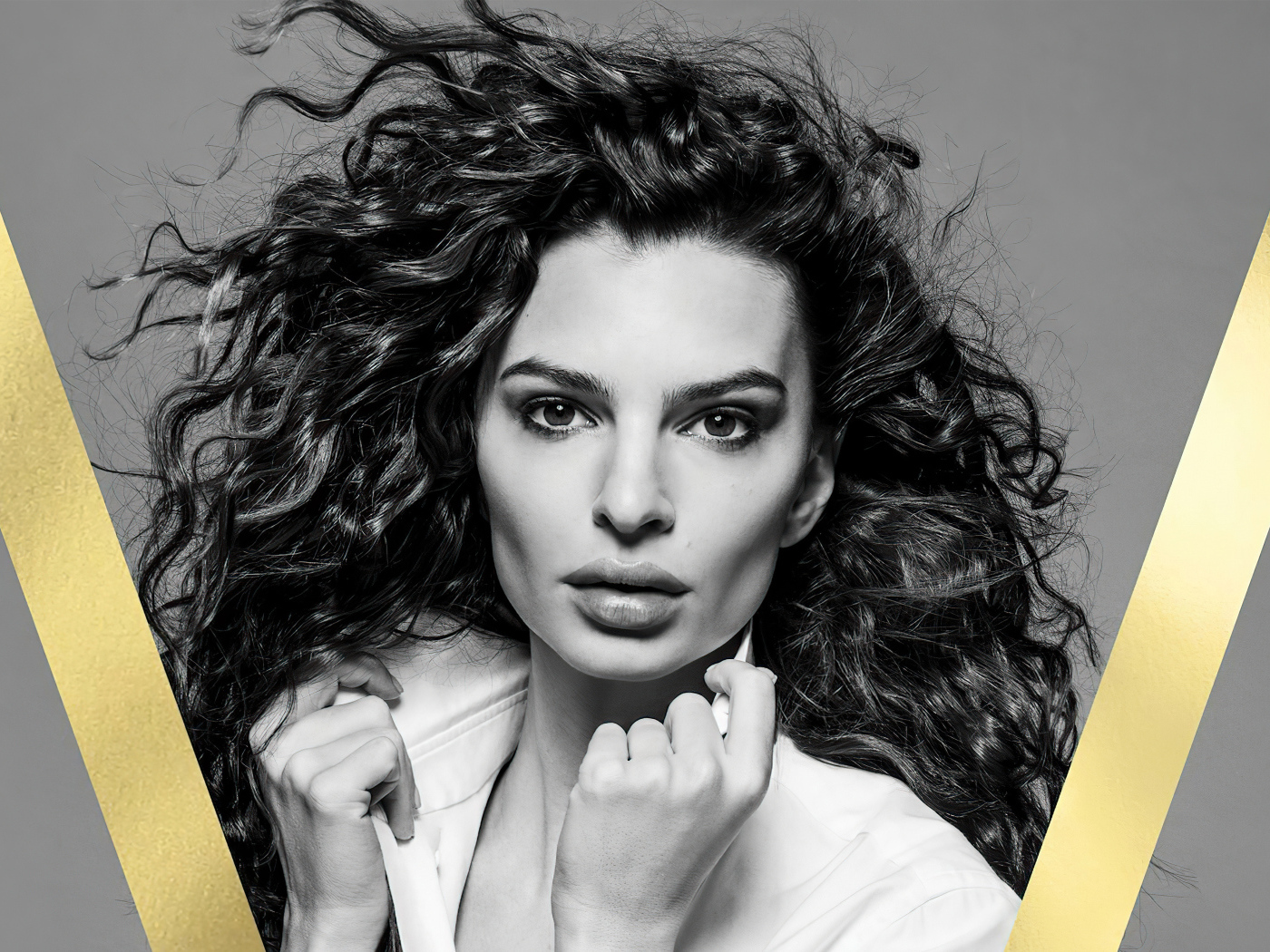 Красивая американская модель Эмили Ратаковски на сером фоне