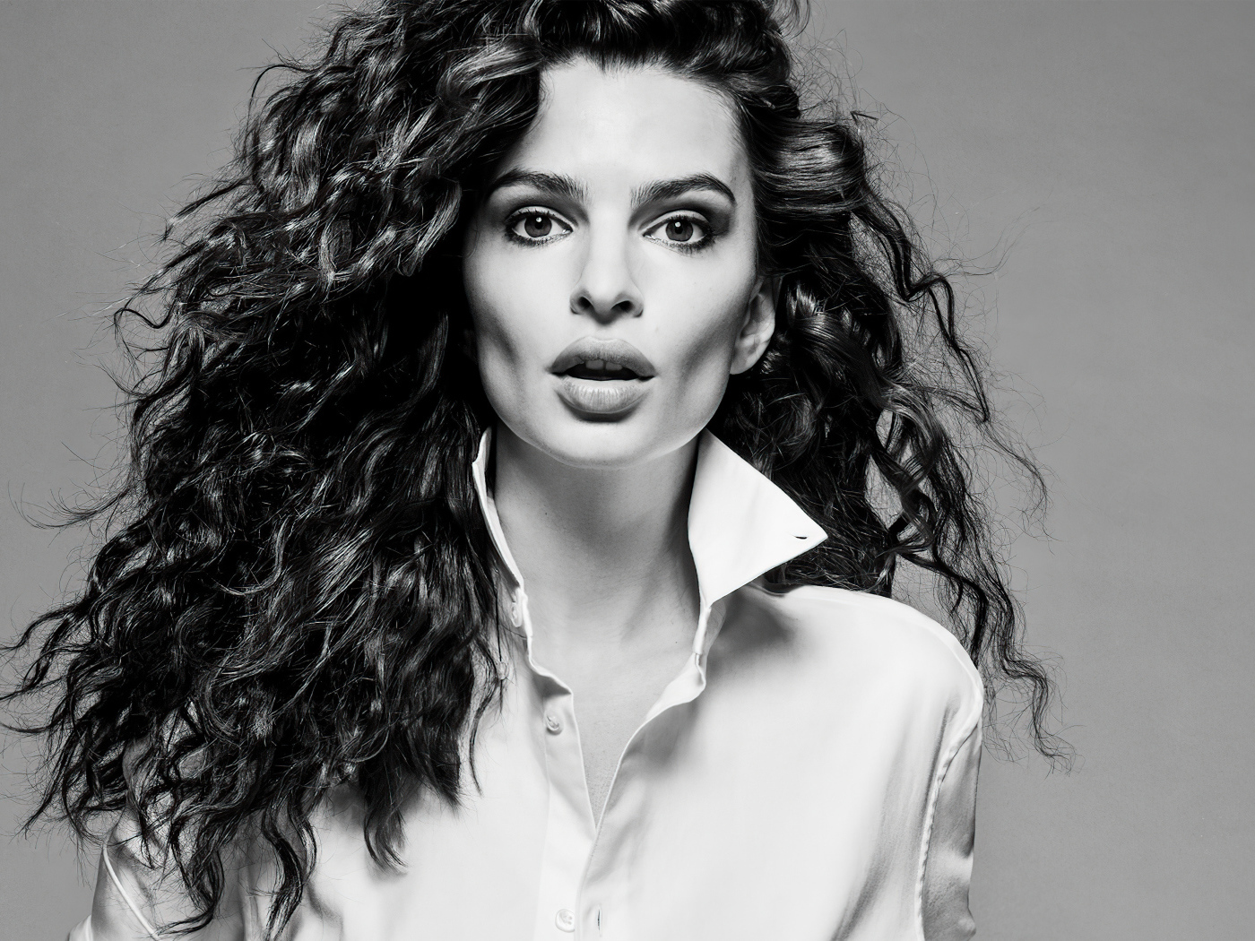 Красивая девушка Эмили Ратаковски на сером фоне