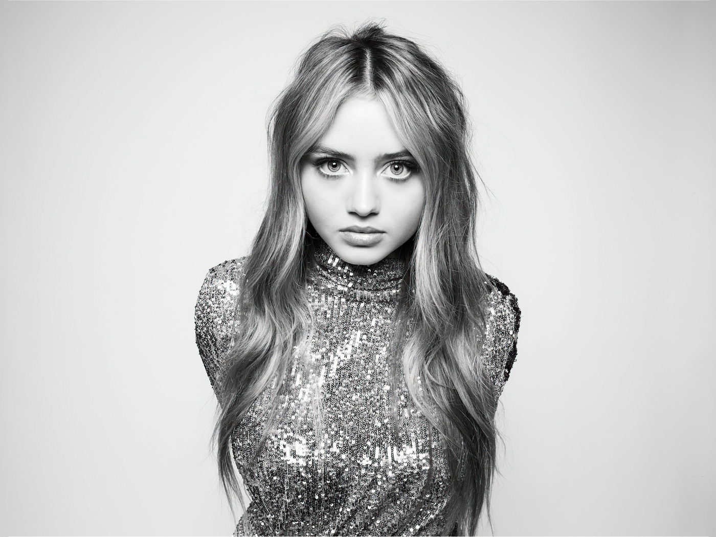 Красивая нежная девушка Лени Клум в блестящем платье