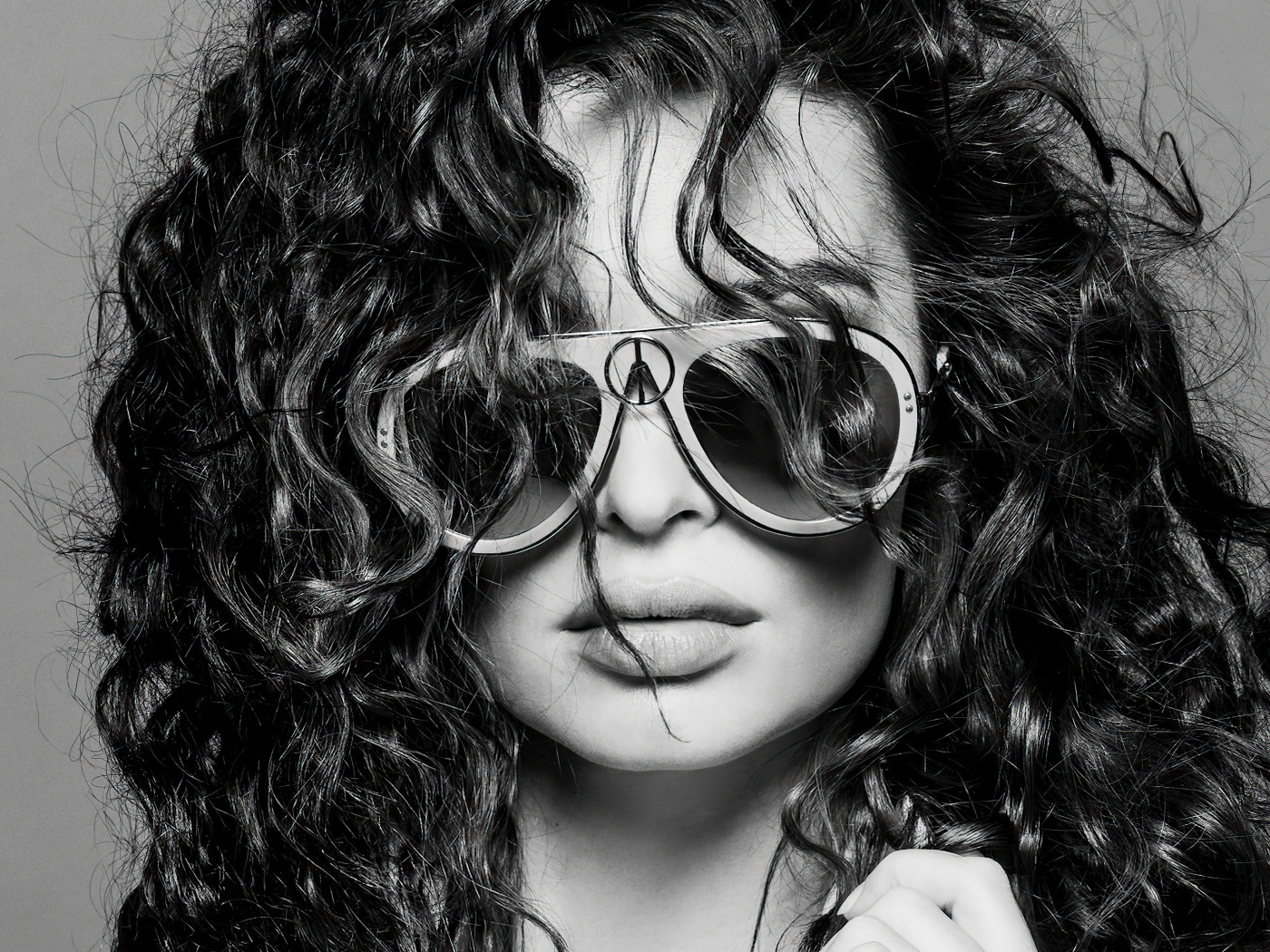 Модель Эмили Ратаковски в очках на сером фоне