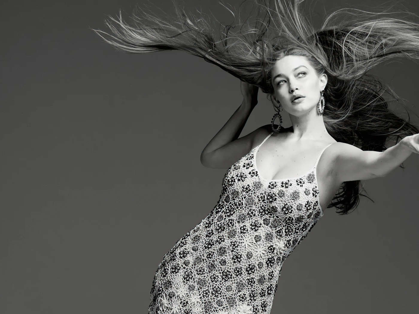 Модель Джиджи Хадид в платье на сером фоне