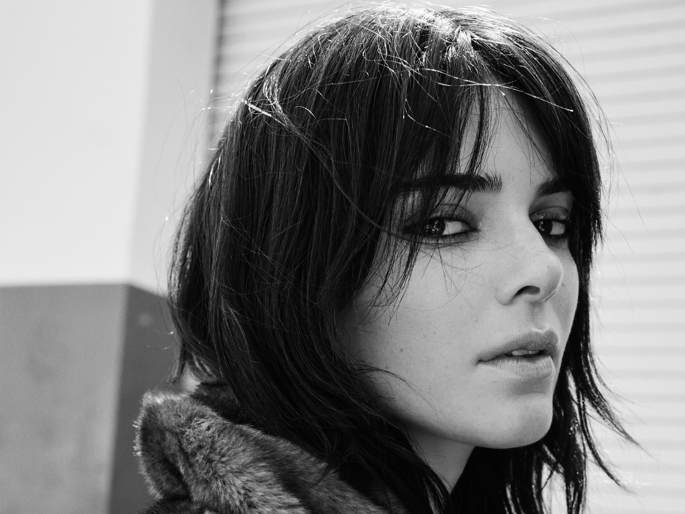 Популярная модель  Кендалл Дженнер  черно-белое фото