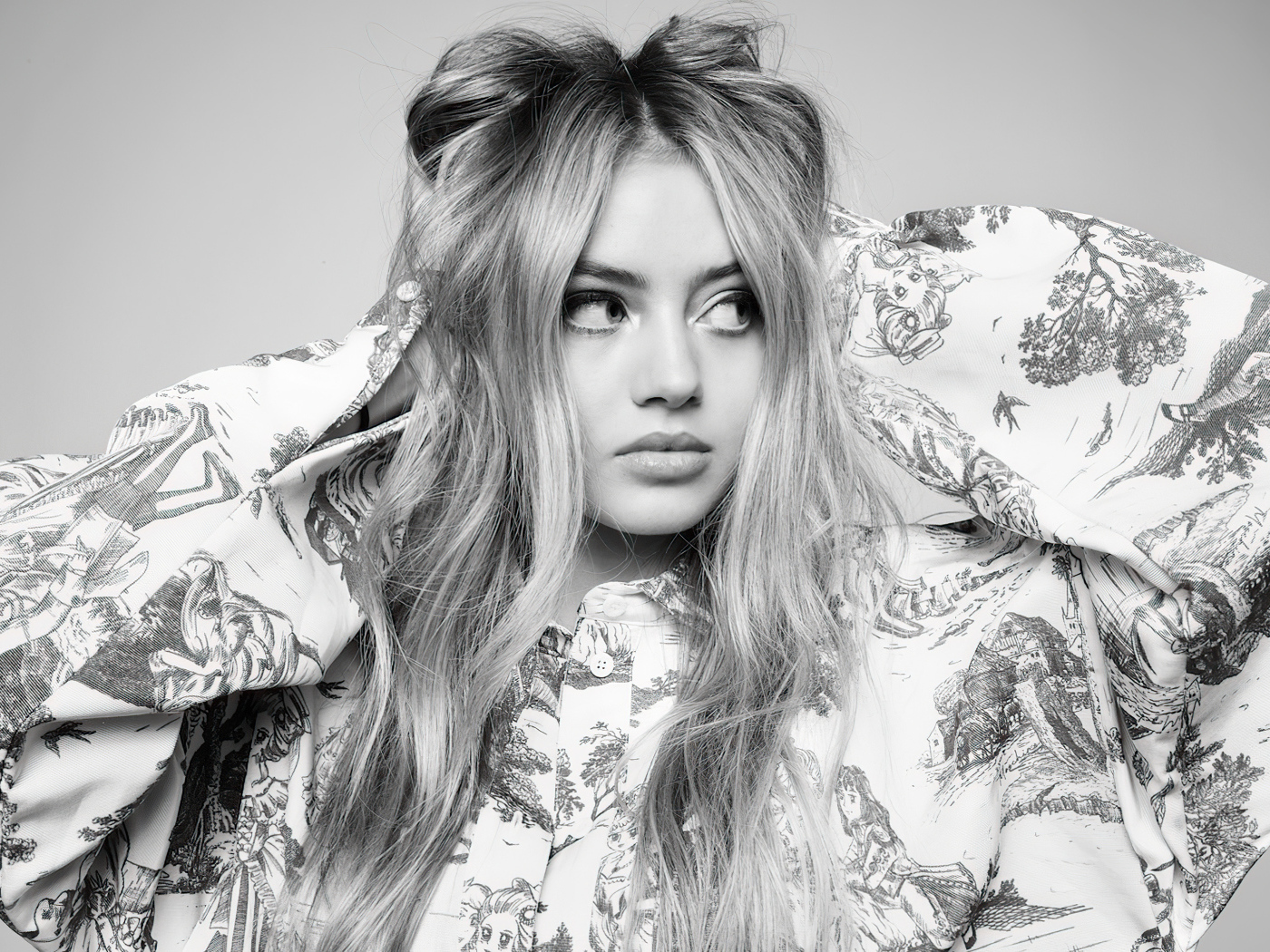 Молодая девушка модель Лени Клум на сером фоне