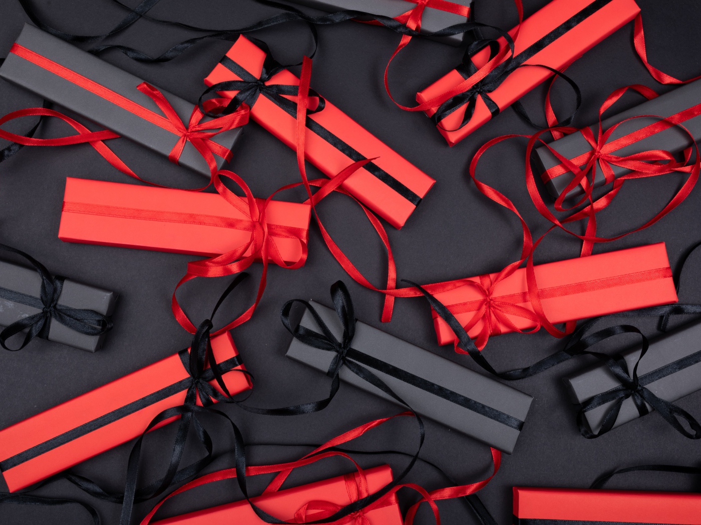 Красные и черные подарочные коробки с лентами 