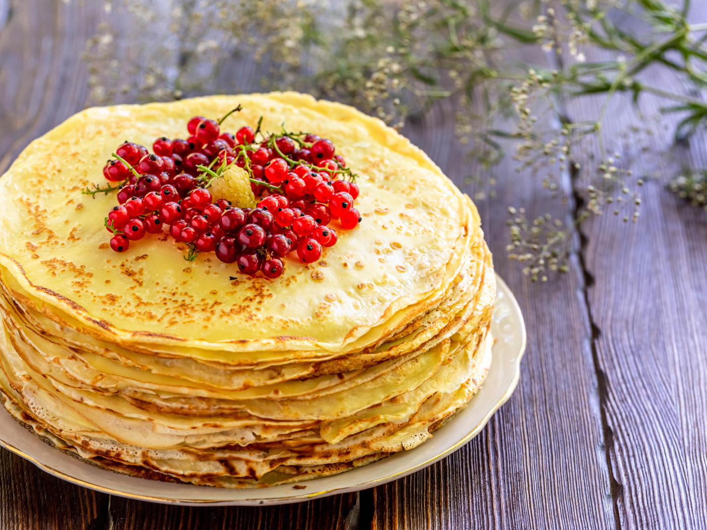 Тонкие блинчики с ягодами красной смородины на Масленицу 