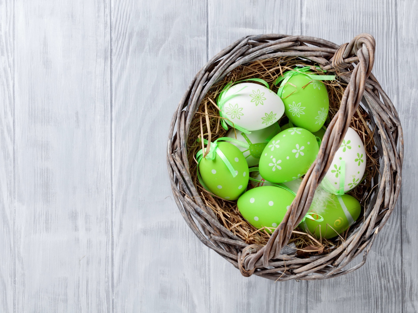 Корзина зеленых яиц на столе к Пасхе